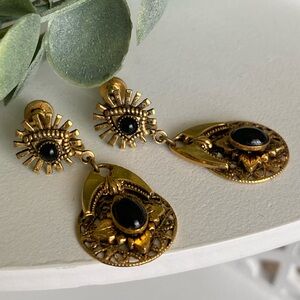 Vintage gold tone black stone screw back earrings